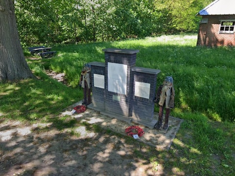 Tijdens de wandeling brengen deelnemers een plechtige hulde aan onze bevrijders bij het Monument van John William Harper. 