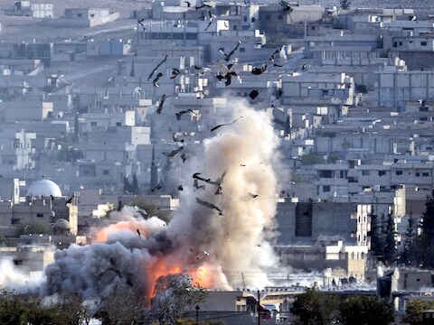 Een explosie tijdens een vermoedelijk Amerikaans bombardement op Kobani.