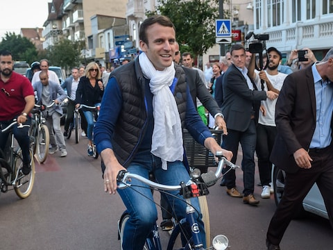 De Franse president en zijn echtgenote maakten gisteren nog een fietstochtje in Le Touquet waar ze vandaag hun stem uitbrengen.