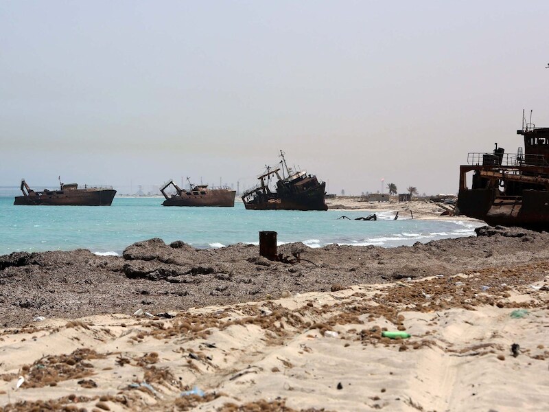Het strand bij de Libische stad Zuwarah waarvandaan vluchtelingen per boot naar Europa proberen te komen.