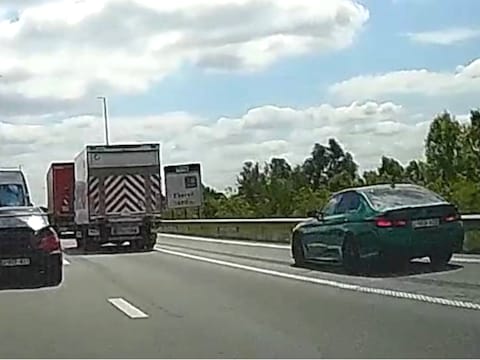 De auto uiterst rechts is één van de wagens die via de pechstrook op de A12 het verkeer voor zich inhaalt.