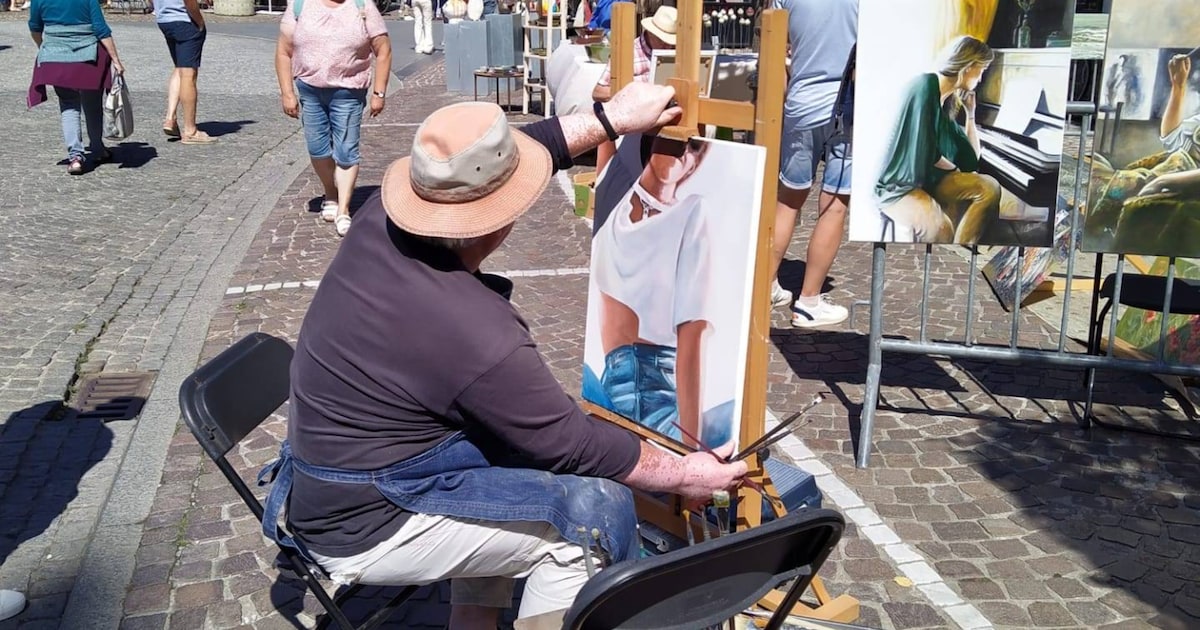 Kunst kijken op zomerse kunstmarkt in Nieuwpoort