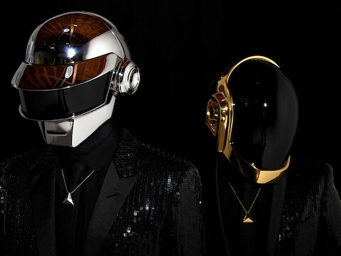 Daft Punk mét helm: zo zijn we het duo gewoon.