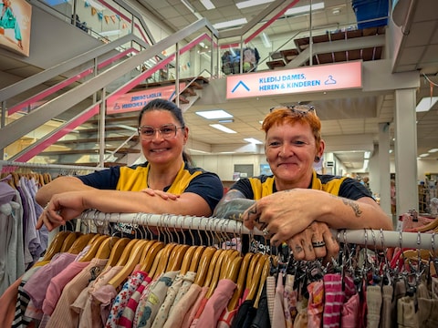 Werkleider Lindsey Debreyne en assistent-verantwoordelijke Nathalie Sabbe in de opgefriste Kringloopwinkel