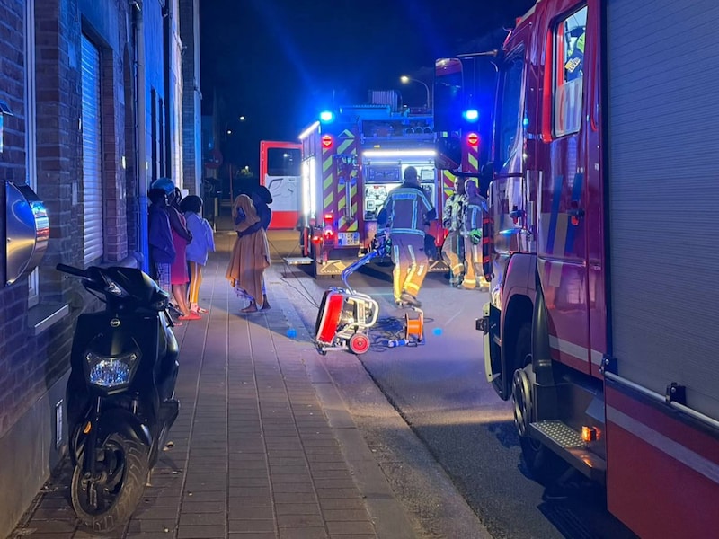 Het gezin moest tijdens de interventie buiten wachten, terwijl de brandweer de woning verluchtte.