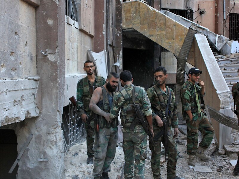 Regeringstroepen rukken op in de Bustan al-Bashabuurt van Aleppo die in handen was van de rebellen.
