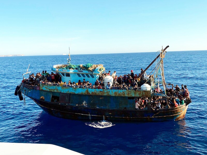 Een boot met migranten zondag bij het Italiaanse eiland Lampedusa.