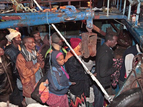 Deze vluchtelingen arriveerden zaterdag in Lampedusa. Zij geraakten er zonder kleerscheuren, maar vorige maand redden zeker 800 lotgenoten het niet.