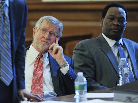 Volgens advocaten William Taylor (L) en Hugh Campbell mag het proces helemaal niet plaatsvinden.