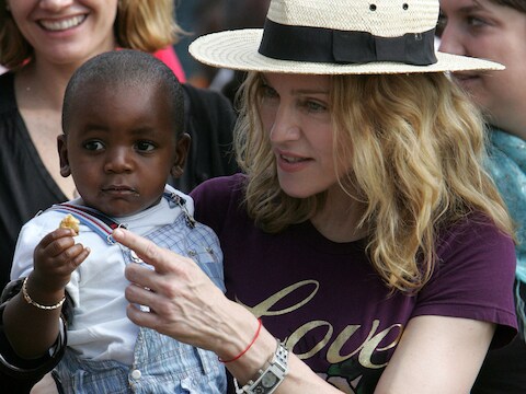 Madonna en haar adoptiezoontje David in 2007.