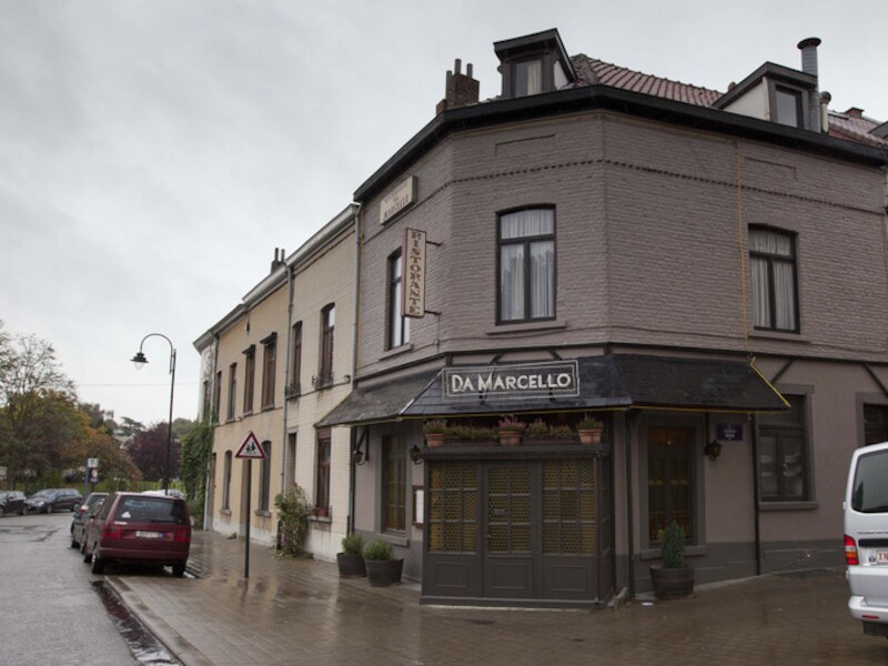 De man werd neergekogeld nadat hij dit Italiaans restaurant verliet.