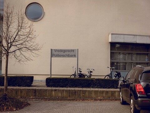 Politierechtbank in Beringen. Vredegerecht. Rechtbank. Overtreding. 