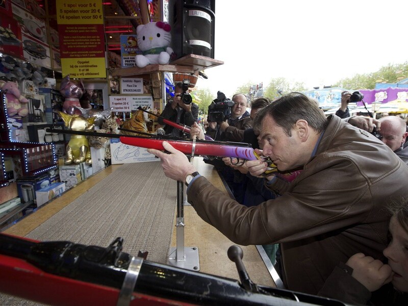 Momenteel is in Antwerpen de Sinksenfoor aan de gang. Burgemeester Bart De Wever toonde alvast zijn kunnen in het schietkraam.
