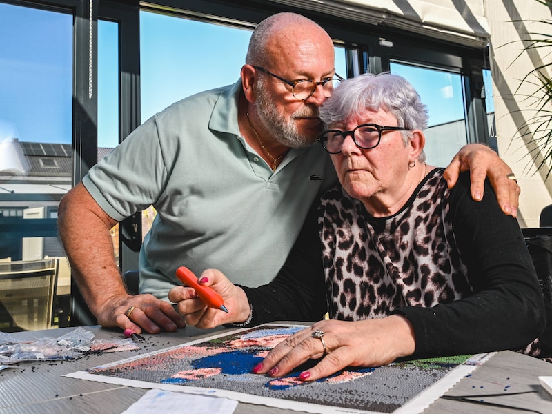 Eduard ziet de kosten na de hersenbloeding van zijn vrouw Sonia fors oplopen, stilaan te veel voor hun pensioen.
