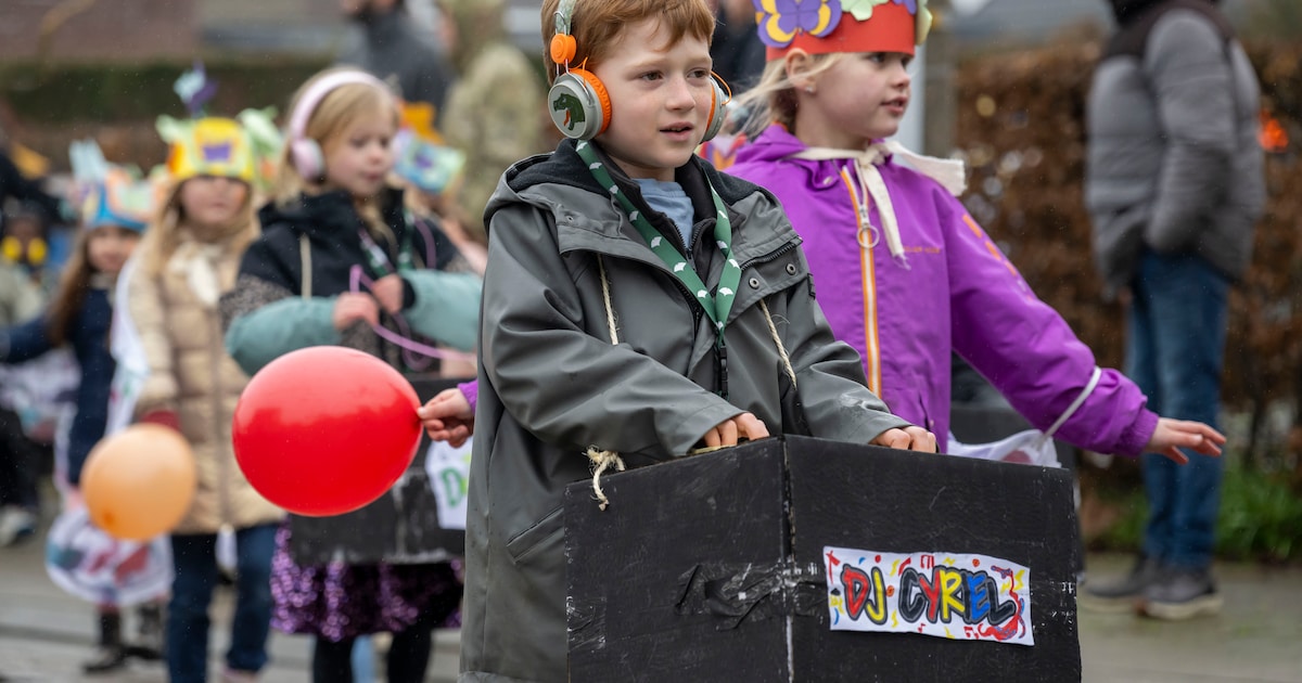 IN BEELD. Leerlingen Vrije Basisschool Opstal zetten dorp op stelten met kindercarnavalsstoet