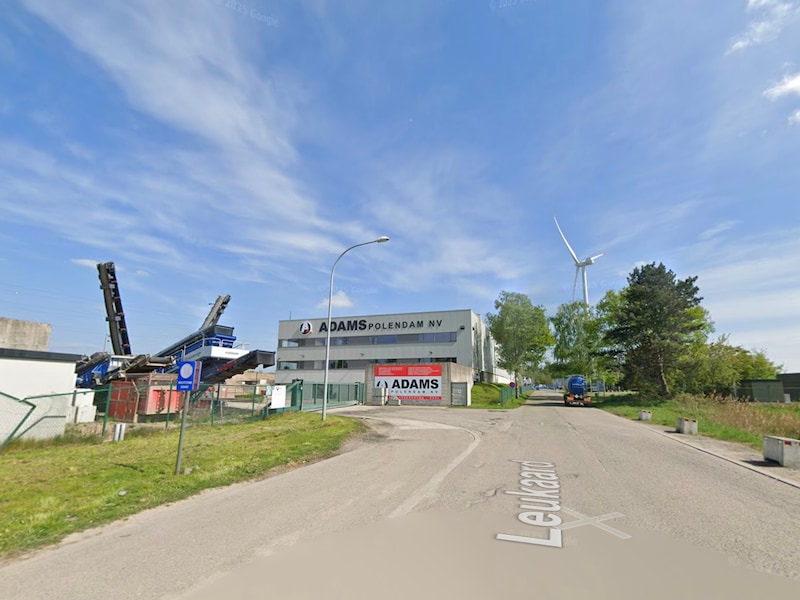 Felle brand verwoest overkapping bij recyclage- en betonbedrijf Adams Polendam NV in Geel