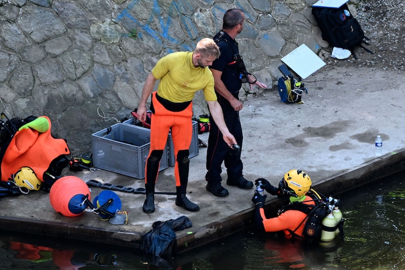 Speurders op de plek waar de 11-jarige jongen werd gevonden.