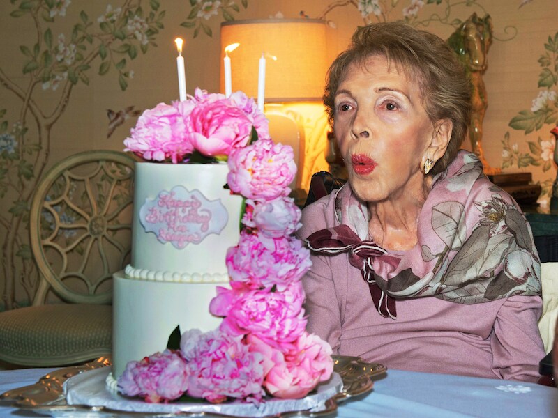 Nancy Reagan blaast verjaardagskaarsen uit op 6 juli 2015. Ze vierde die dag haar 94ste verjaardag.