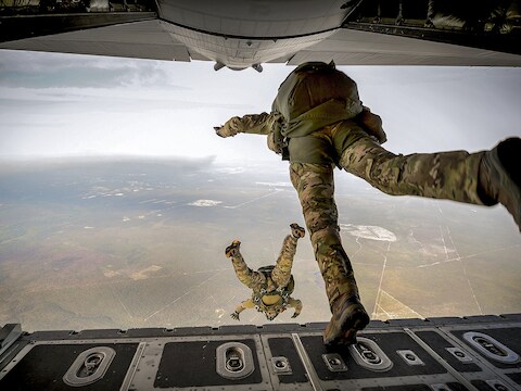 Amerikaanse Special Forces houden een springoefening in Florida.