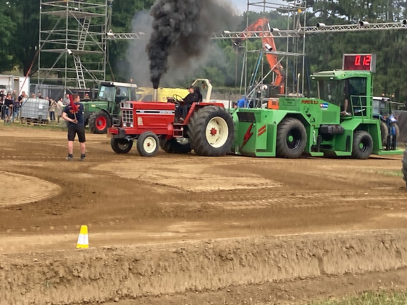 Modder, motoren en een reuzespringkasteel in tractorthema: dit staat er ...