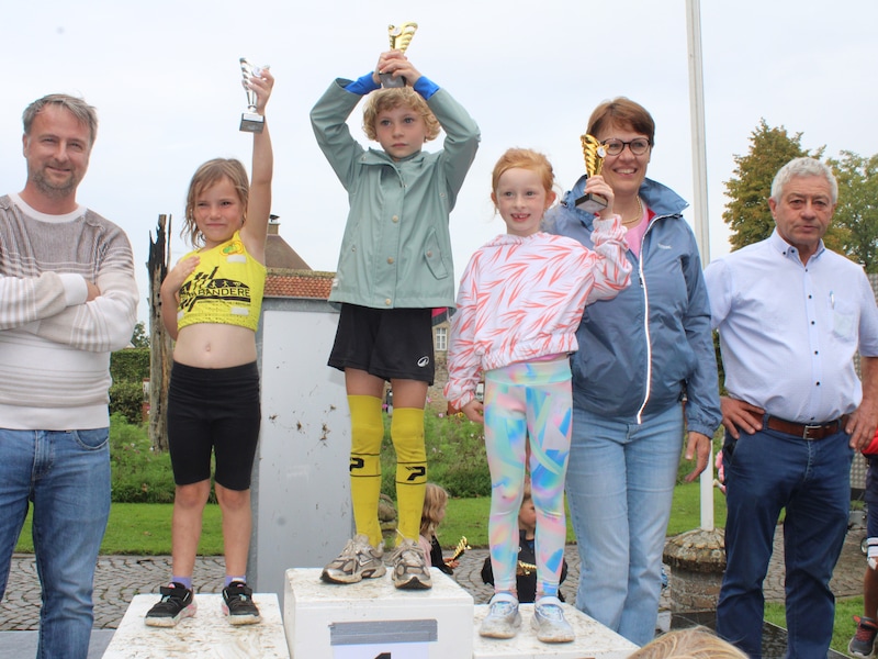 De snelste drie lopers van elke reeks mochten het podium beklimmen. We zien Nora Bruininck uit Gijverinkhove, Livia Beyens uit Veurne en Flora Desmet uit Izenberge. Leden van het schepencollege overhandigden de bekers. 