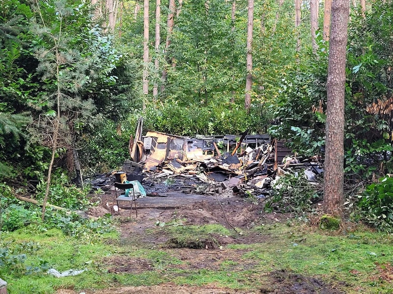 Van de chalet schiet niets meer over na de brand.