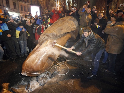 Pro-Europese betogers trokken begin december een standbeeld van oud-Sovjetleider Lenin omver.