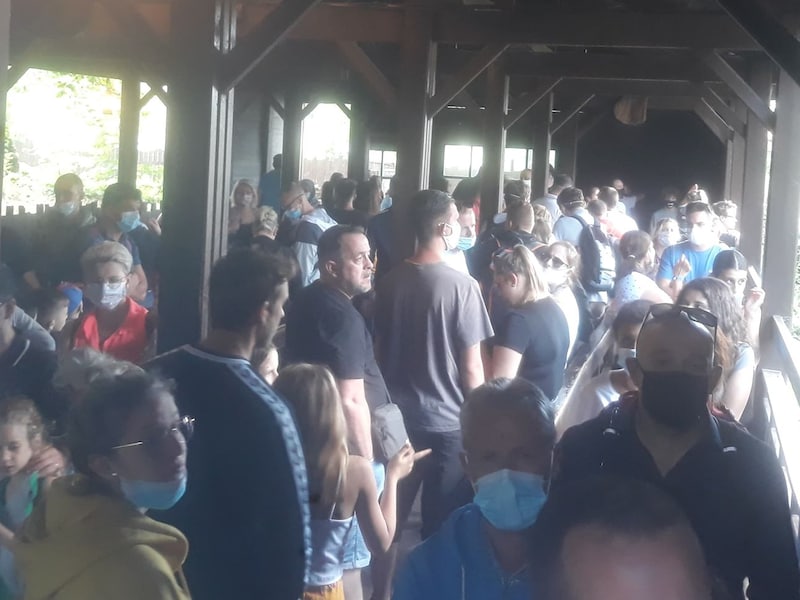 Moeder bezorgd na bezoek Walibi: "Coronaregels niet gerespecteerd"