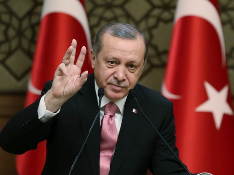 Gevreesd wordt dat onder het voorliggende voorstel tot overstap naar een presidentieel systeem per decreet zal geregeerd worden door Erdogan.