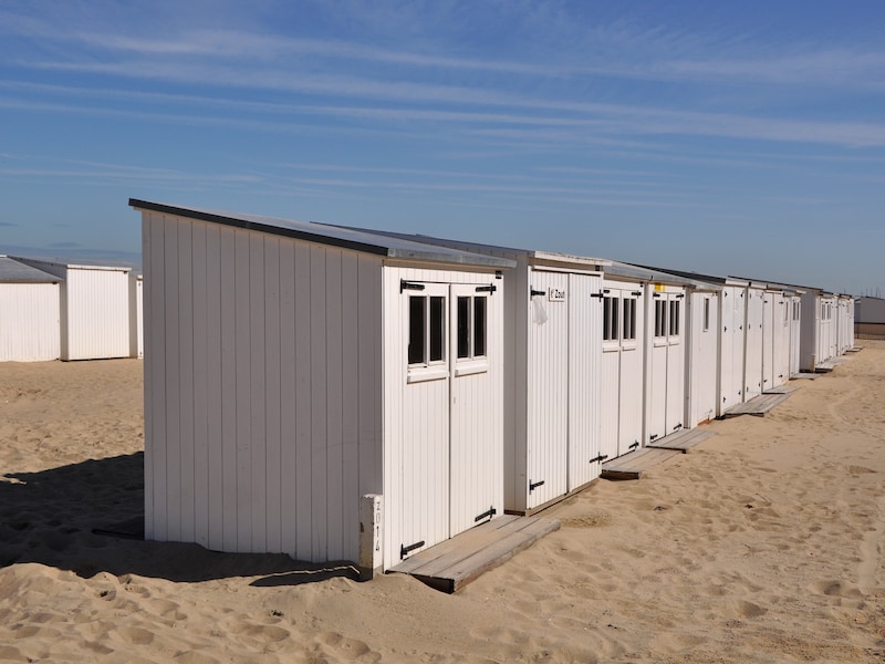 Strandcabines moeten vandaag nog van het strand!
