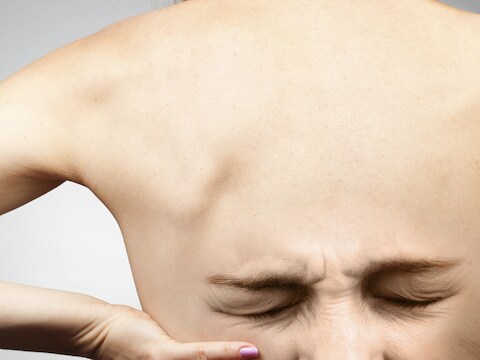 Pijn bij fibromyalgie vooral gericht op nek, schouders, lage rug, bekken en knieën.