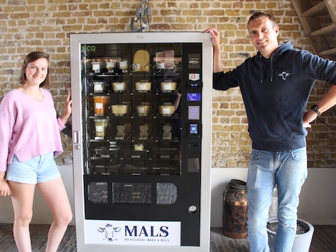 Niels Vandamme en Marie Fonteyne: "We denken dat de automaat een mooie aanvulling op onze winkel kan zijn."