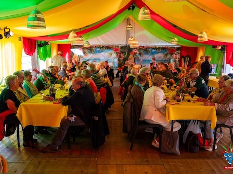 Een archiefbeeld van het dorpsrestaurant in Hoeilaart tijdens het Druivenfestival.