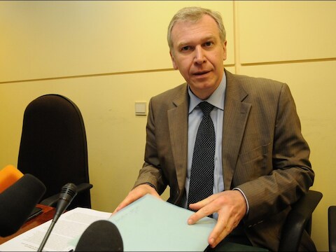 Aftredend premier Yves Leterme (CD&amp;V) reageert vanuit Kiev.