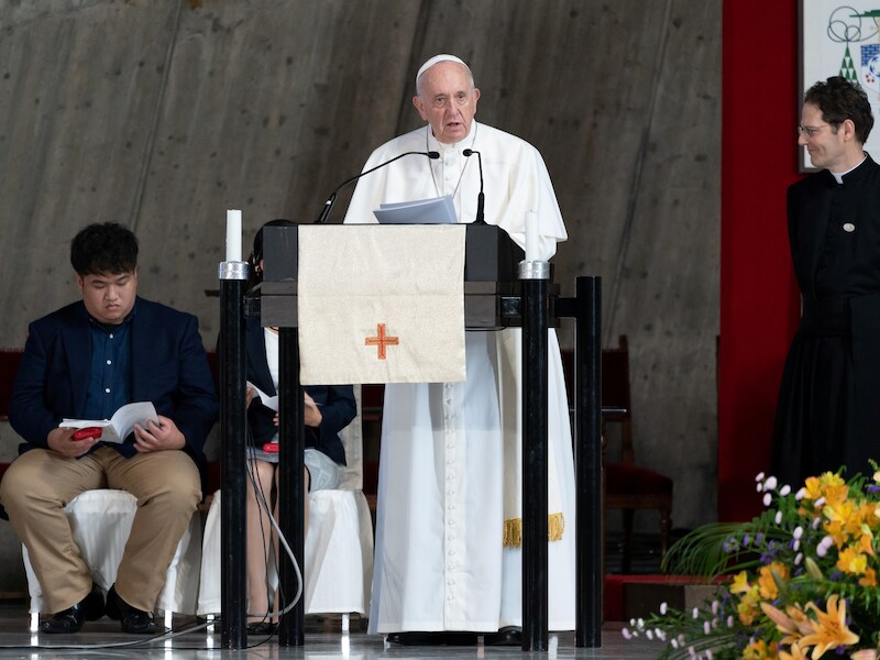 Paus Franciscus preekt in de Heilige Mariakathedraal in Tokio.