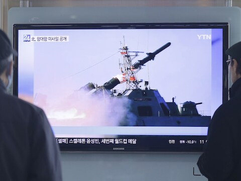 Zuid-Koreanen kijken naar beelden van de lancering van een Noord-Koreaanse raket.