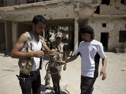 Rebellen met zelfgemaakte raketten. "Voor elke granaat met chemicaliën zal een alawietendorp bloeden" aldus al-Golani van Jabhat al-Nusra (Steunfront).