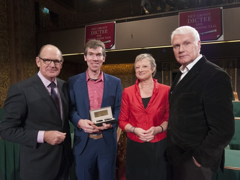 Winnaar Edward Vanhove met presentatoren Philip Freriks en Martine Tanghe. Adriaan van Dis (rechts) schreef het Groot Dictee.