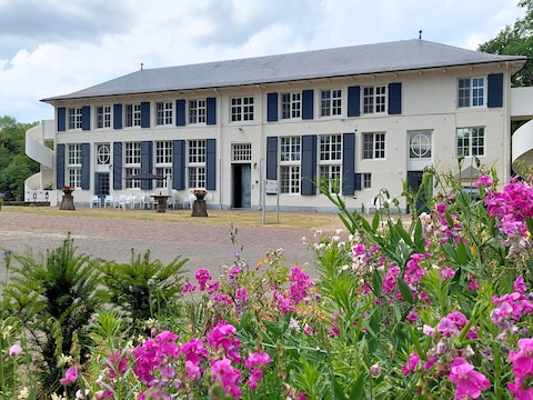 Het Hof van Zevenbergen is de start- en aankomstplaats van de Zevenbergbostrail. 