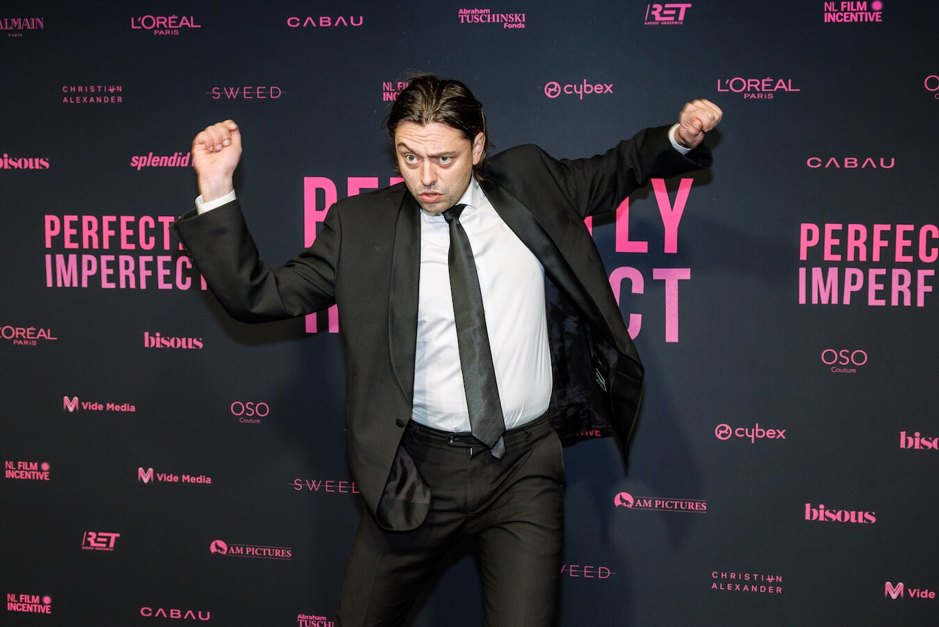 Ik twijfel nog tussen Antwerpen en het vieze Brussel”: Gover Meit zoekt aan  vooravond van grootse tournee nog stekje in ons land | Foto | hln.be