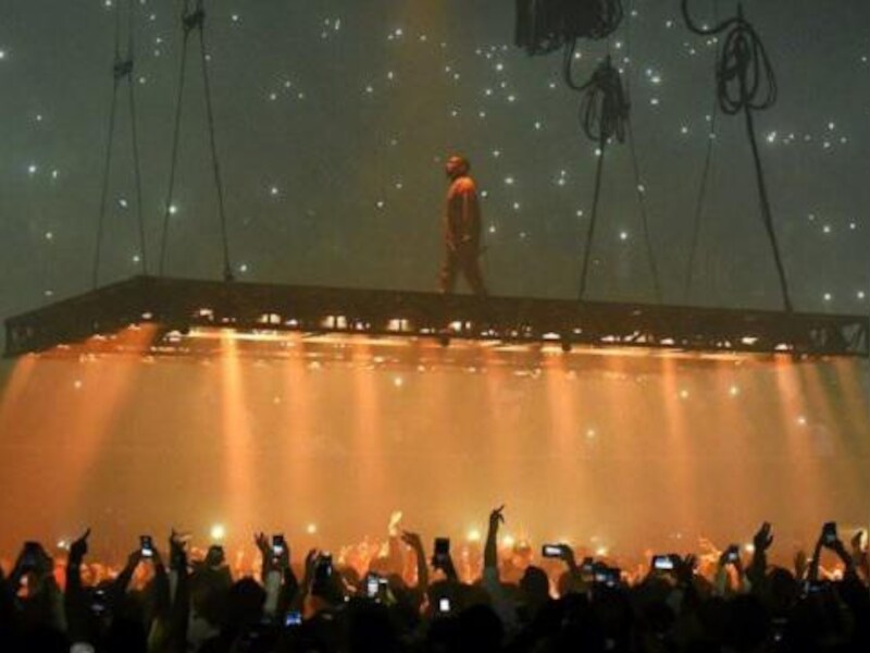 Kanye West op zijn zwevende podium