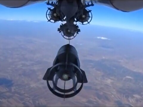 Een beeld van het Russische defensieministerie toont hoe een Russische bommenwerper zijn lading dropt boven Syrië.