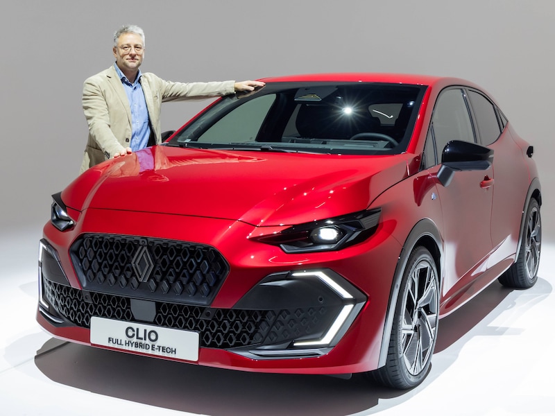 HLN-autospecialist Brecht Vanhaelewyn bij de nieuwe Renault Clio.