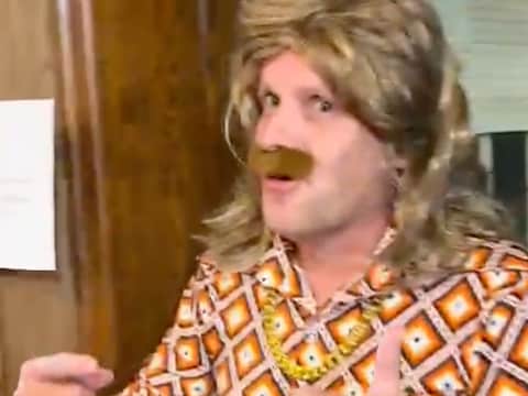 Charmezanger Berti zingt het Gordellied 