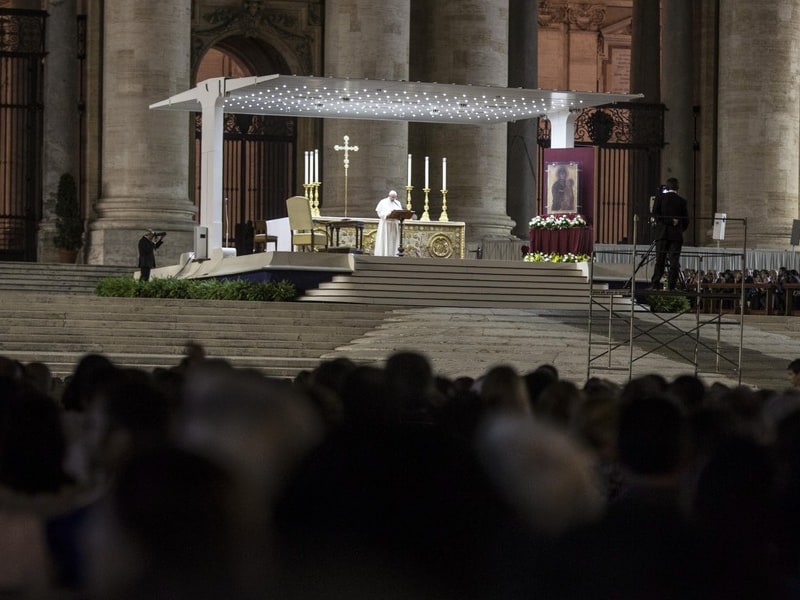 Paus Franciscus vanavond tijdens een gebedswake in Rome.