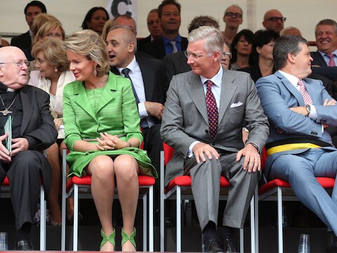 Koningin Mathilde en koning Filip in de eretribune van de Hanswijdcavalcade.