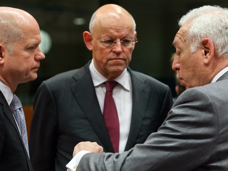 Drie ministers van Buitenlandse Zaken op een rij: Guido Westerwelle (Duitsland), Uri Rosenthal (Nederland) en William Hague (Groot-Brittannië).