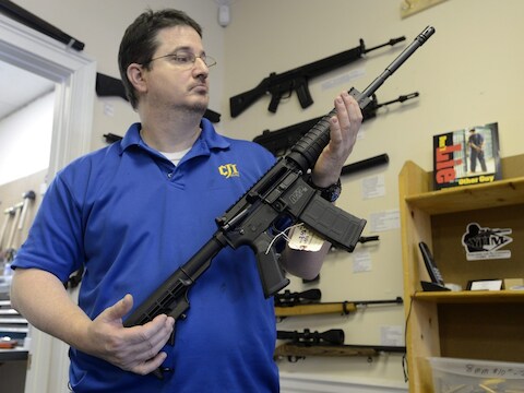 Eigenaar Ron Moon toont een semi-automatische Smith &amp; Wesson MP15 in zijn wapenwinkel CJI Guns in Tucker in de staat Georgia.