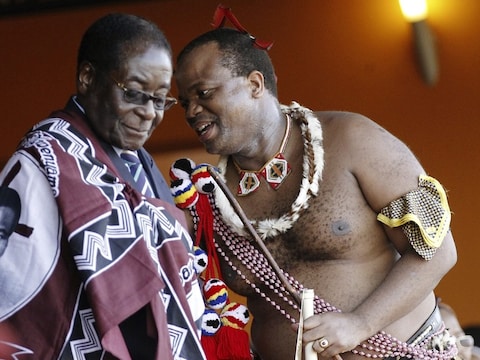 De koning van Swaziland (rechts) naast Robert Mugabe van Zimbabwe