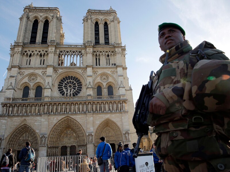 Een Franse soldaat bewaakt de Notre Dame-kathedraal in Parijs.